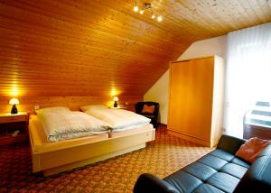 温特贝格菲林沃艮安格利特舒特旅馆的一间卧室设有一张床和木制天花板