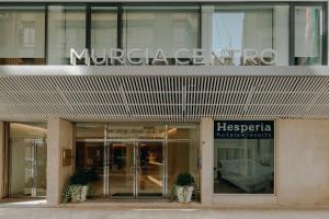 穆尔西亚Hesperia Murcia Centro的一座大型玻璃建筑,上面有大标志