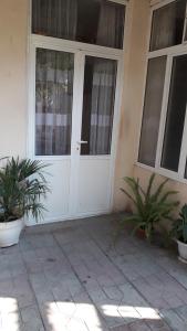 甘贾Apartment at Narimanov 151的两棵植物的房子的白色门