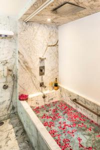 新德里新德里公园酒店的浴室铺有花毯,地板上