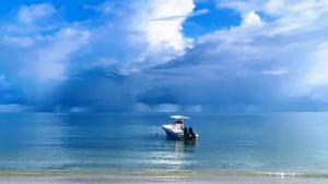 普拉兰大安塞区贝壳海滩别墅的水中的小船