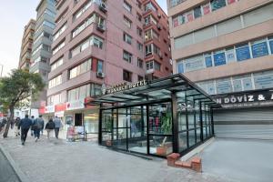 伊斯坦布尔白色莫纳克酒店的城市街道上的公共汽车站,有建筑
