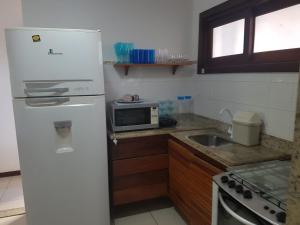普拉亚多Porto das Baleias Praia do Forte的厨房配有白色冰箱和水槽