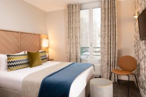 巴黎公园酒店的酒店客房设有床和窗户。