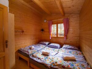 奥什恰德尼察Drevenice Oščadnica的小木屋内一间卧室,配有一张床
