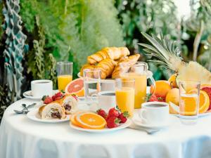 雷焦卡拉布里亚Villa La Fenice的桌上装满了早餐食品和橙汁