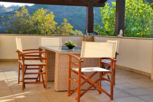 KalokhorioLola's Cottage & Garden的美景庭院设有两把椅子和一张桌子