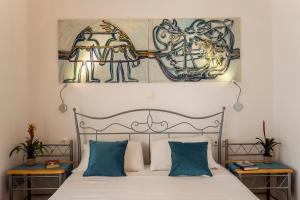 阿尔米里达Villa Giannis的一间卧室配有一张壁画床