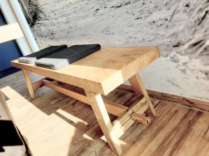 岑平Ferienhaus Inselliebe mit Sauna的木制桌子,位于木地板上