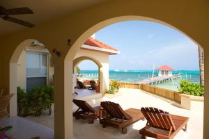圣佩德罗棕榈树海滨套房酒店的一个带两把椅子的海景庭院