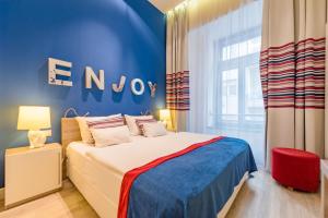 布达佩斯艾斯提罗布达佩斯时尚酒店的一间卧室配有一张蓝色墙壁的床