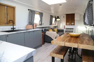 利物浦The Liverpool Boat的厨房以及带桌子和沙发的客厅。