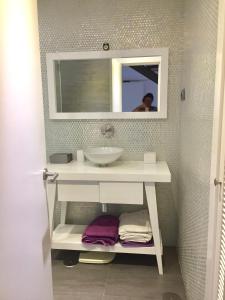 马德里chalet villa inside Madrid的浴室设有白色水槽和镜子