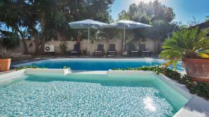 卡尔维Laniella location的庭院内带椅子和遮阳伞的游泳池