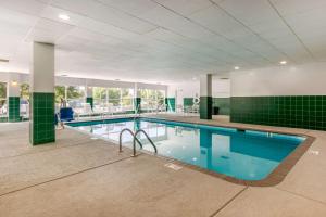富兰克林冷泉江山旅馆及套房酒店的大楼内一个蓝色的大型游泳池