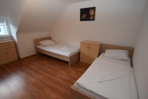 斯图加特AB Apartment 06的小房间设有两张床和窗户