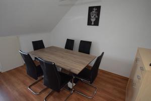 斯图加特AB Apartment 06的用餐室配有木桌和黑椅子