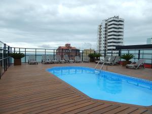 托雷斯Life Hotel Torres的建筑物屋顶上的游泳池
