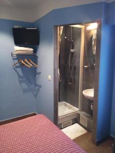 巴黎科兰库尔蒙马特嘻哈旅舍的带淋浴、床和盥洗盆的浴室