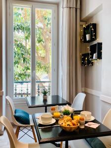 滨海博利厄精选酒店的一间带桌子和窗户的用餐室