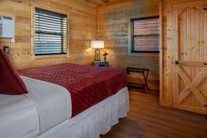皮奇斯普林斯Cabins at Grand Canyon West的小木屋内一间卧室,配有一张床