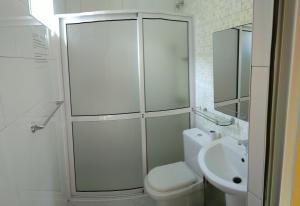 Portelacasa alcindo的带淋浴、卫生间和盥洗盆的浴室