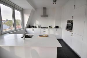 布鲁塞尔Rent a flat - Montgomery的白色的厨房设有水槽和窗户