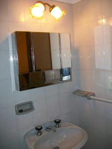 米娜克拉韦罗Hosteria Columbia的白色的浴室设有水槽和镜子
