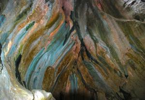 Vall de Ebo琳芬山沟乡村酒店的一张彩色岩石洞穴的画