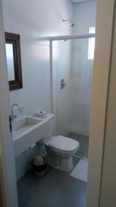 佩尼亚Pousada Solar de Penha的浴室配有卫生间、盥洗盆和淋浴。