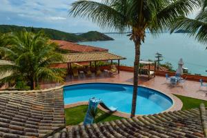 布希奥斯Colonna Galapagos Garden Hotel的享有水景的游泳池