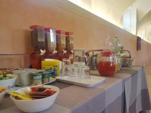 罗马San Luigi - Residenza Gemelli的厨房柜台,提供食品和饮料