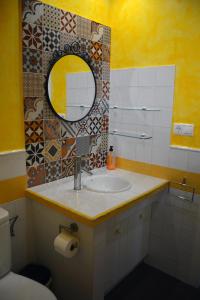鲁伊德拉Apartamento Azero 22的一间带水槽和镜子的浴室