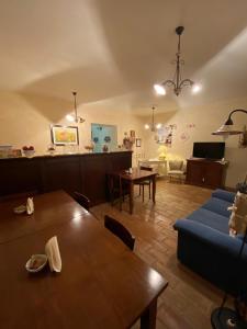 阿尔托蒙泰B&B L'Antica Balbia的客厅配有桌子和蓝色沙发