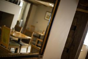 New BuckenhamThe Kings Head的镜子、桌子和饭厅