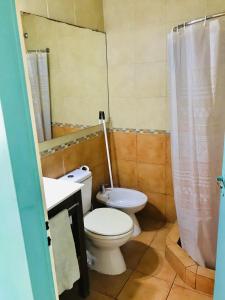 布宜诺斯艾利斯卡索那德尔阿尔玛旅馆的浴室配有卫生间、盥洗盆和淋浴。