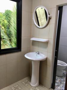 Ban Na NoiLife and Love house的一间带水槽和镜子的浴室