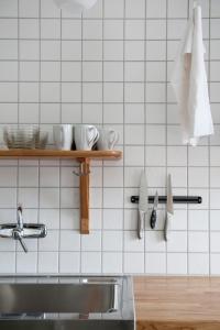 维斯比思科那荣誉公寓的厨房设有水槽和1个带刀具的架子