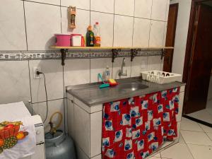 阿布拉奥Casa do Cais的厨房配有水槽和台面