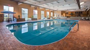 康瑟尔布拉夫斯布拉夫斯十字路口贝斯特韦斯特酒店的蓝色的大游泳池,位于酒店客房内
