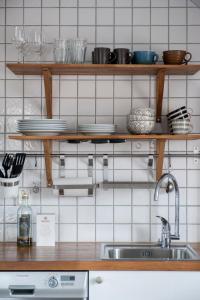 维斯比思科那荣誉公寓的厨房配有木制架子和水槽