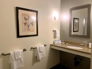 大巴灵顿巴林顿住宿加早餐旅馆的浴室配有盥洗盆、镜子和毛巾