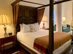 大巴灵顿巴林顿住宿加早餐旅馆的一间卧室配有一张床、两盏灯和一张沙发。