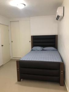 马萨特兰Linda casa 12 Malecon Central Park Acuario的一间卧室,卧室内配有一张大床