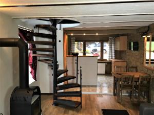 诺费尔登Haus Rothenberg的客厅的螺旋楼梯,带厨房