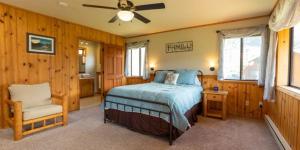 Twin Peaks Guest Ranch客房内的一张或多张床位