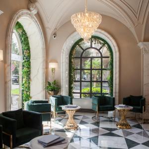 巴库Promenade Hotel Baku的大堂设有桌椅和吊灯。