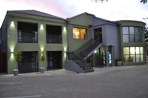 布隆方丹African Sands Guesthouse LOAD SHEDDING FREE的前面有楼梯的建筑