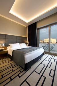伊斯坦布尔吉汉吉尔酒店的一间卧室设有一张大床和一个大窗户