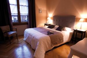 奥贝奈古韦内尔酒店的一间卧室设有一张大床和两个窗户。